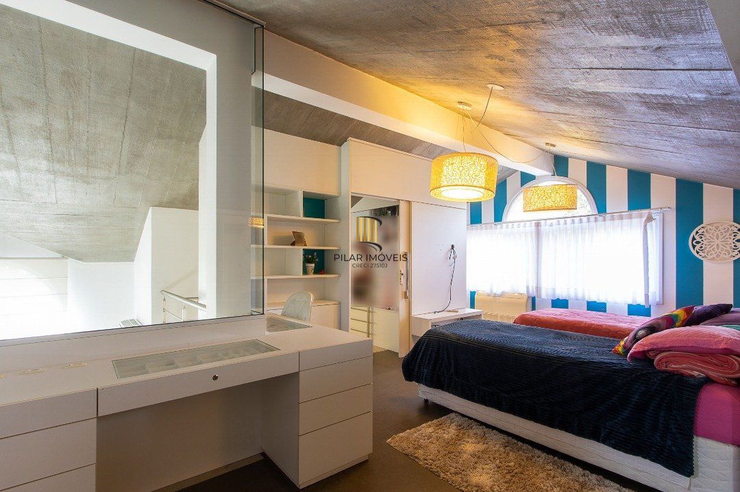 Casa no Condomínio Las Rocas, vista para o Guaíba, com 5 suítes