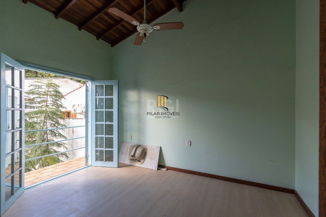 Casa com piscina em localização nobre no bairro Tristeza com vista para Rio Guaíba.