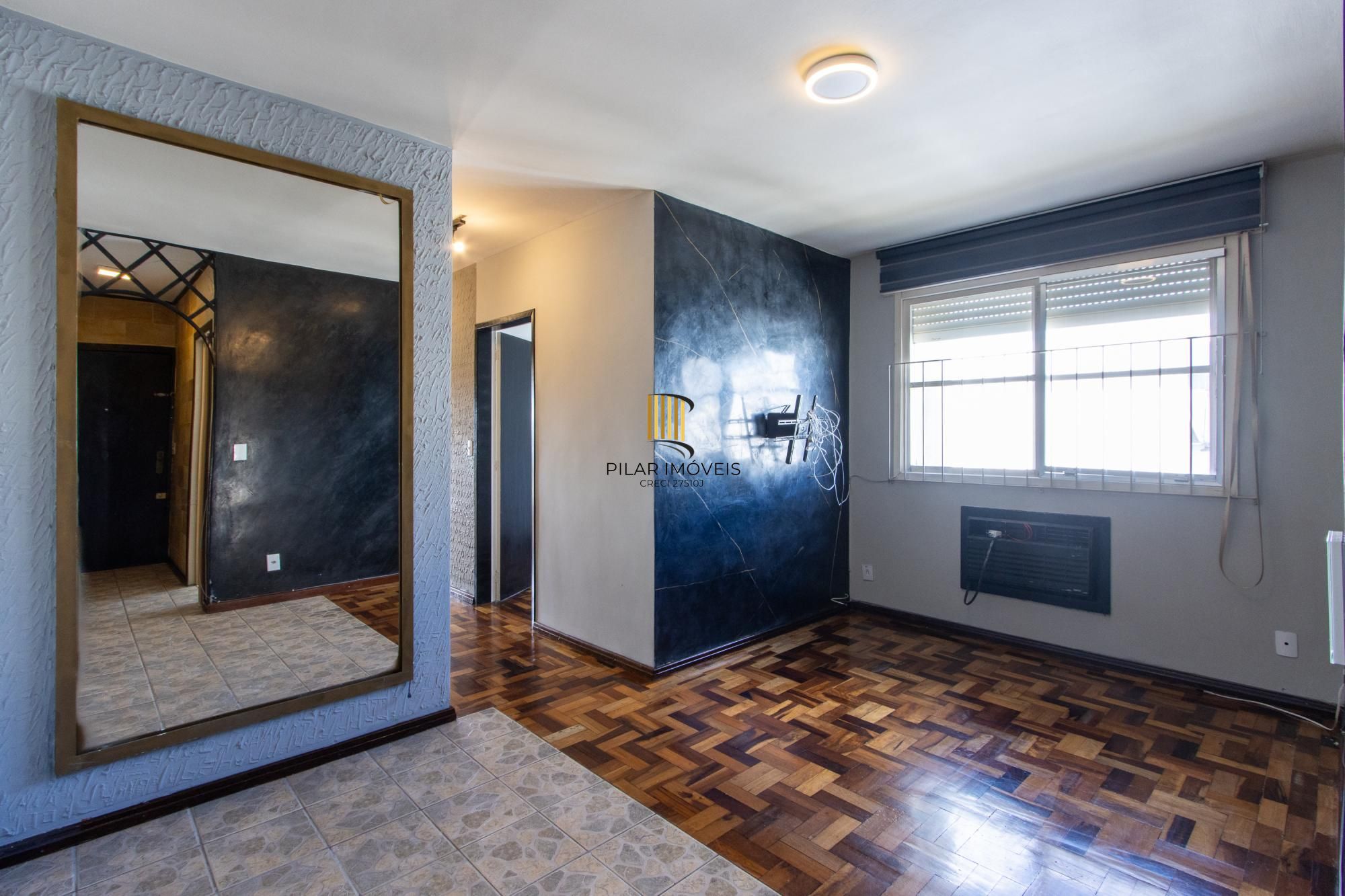 Apartamento de 3 quartos reformado, 1 banheiro - Bairro Camaquã.