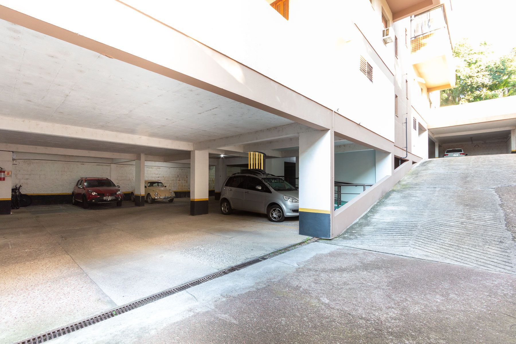 Apartamento de 2 dormitórios, 1 suíte e 2 vagas de garagem no bairro Tristeza.
