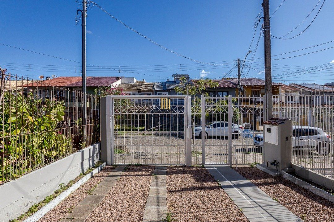 Casa 103m² - 3 dormitórios, 1 suíte, piscina, 2 vagas no bairro Hípica