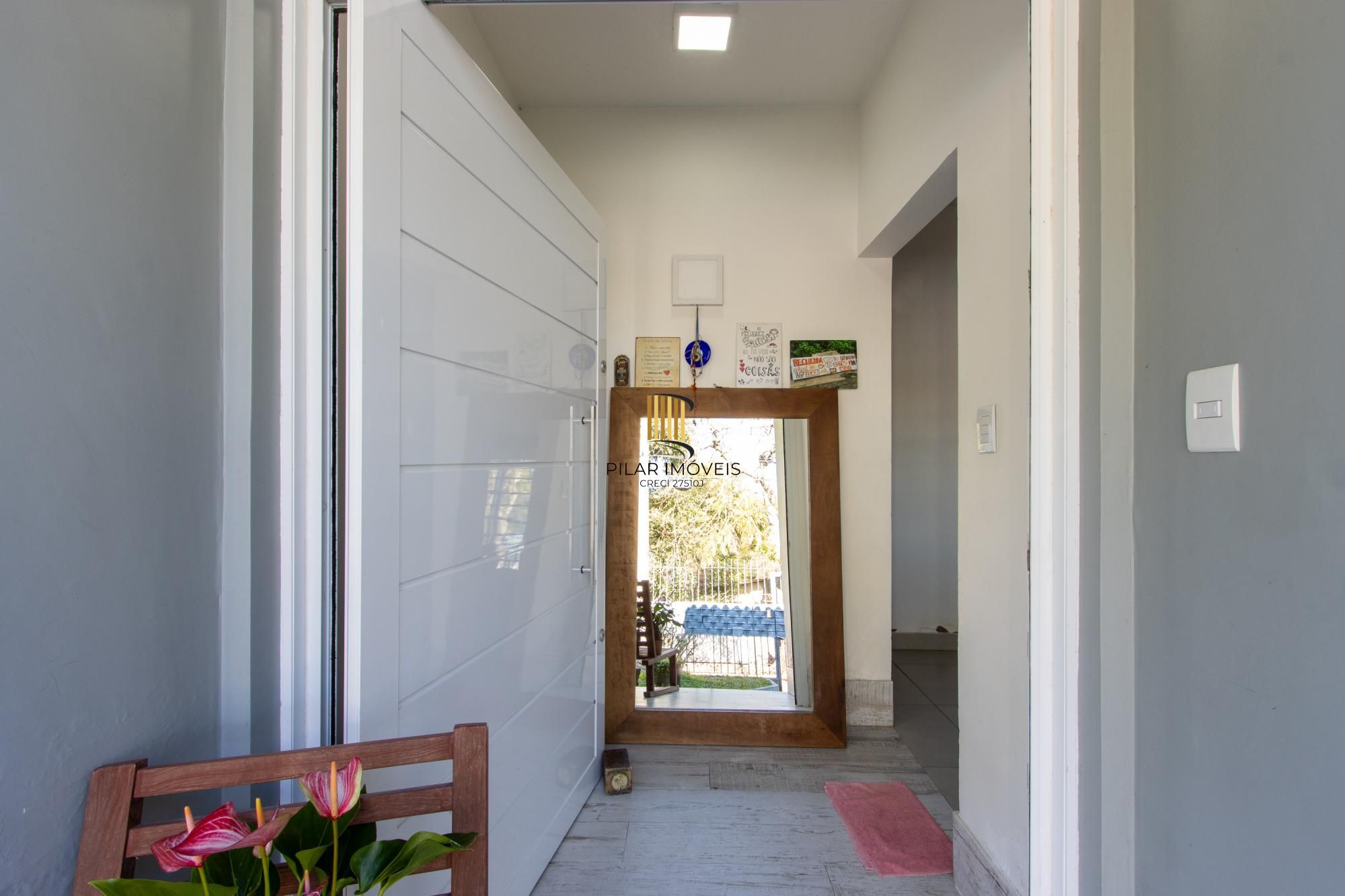 Casa 3 Dormitórios no Bairro Tristeza com 2 Vagas de Garagem