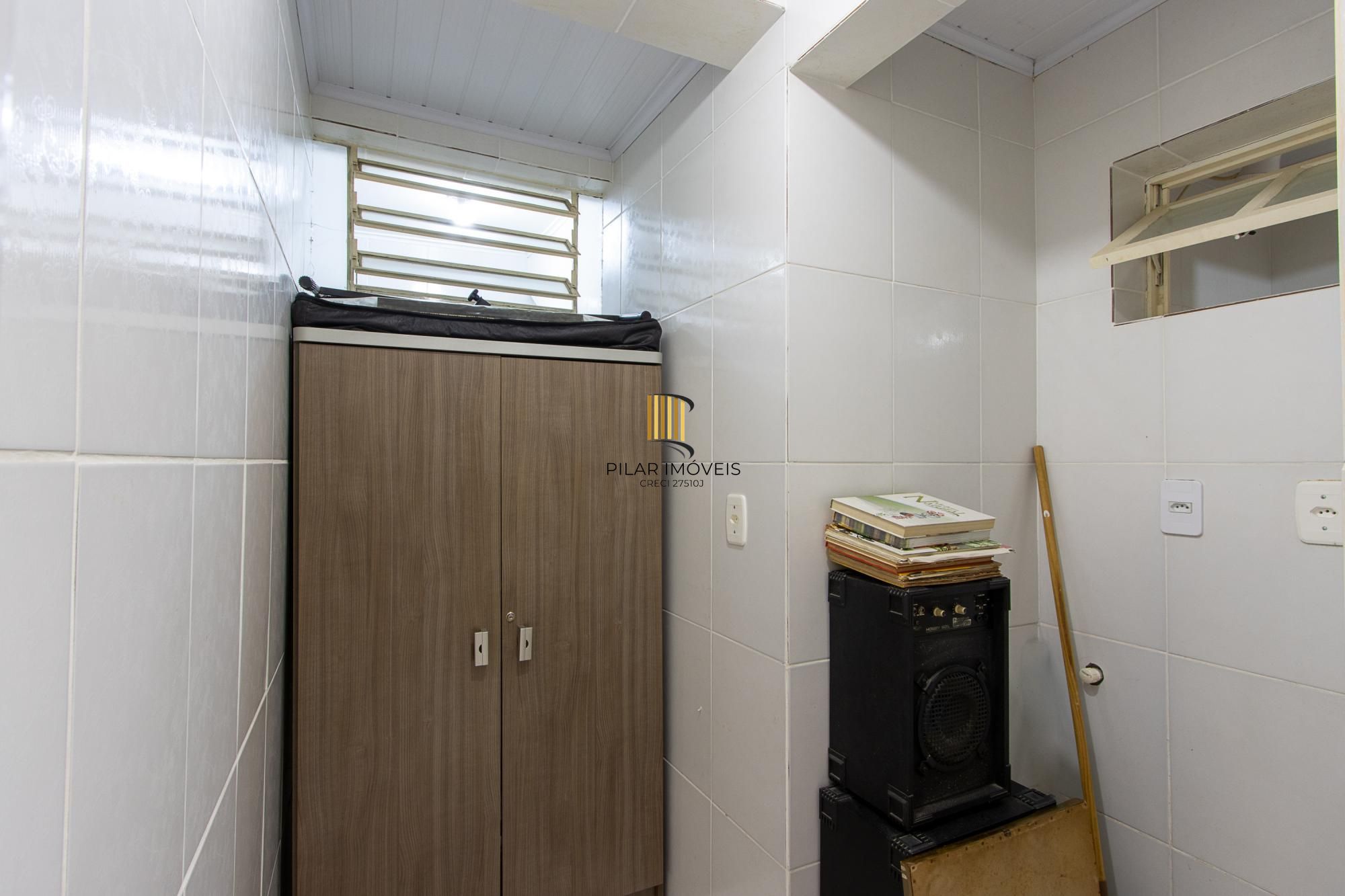 Casa de condomínio, 3 dormitórios, 1 suíte, 1 vaga coberta, no bairro Cristal.