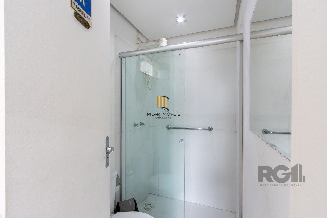 Casa em condominio . com 6 suites, sendo 3 suítes master com closet e hidro.