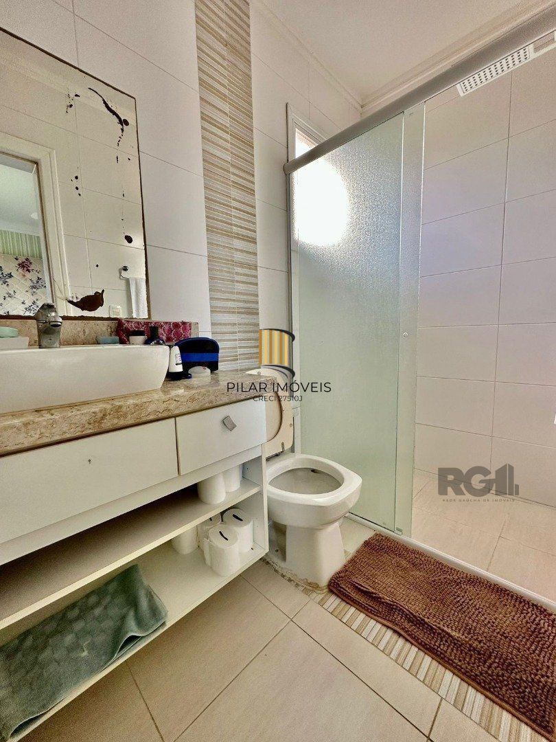 CASA EM CONDOMINIO COM TRES DORMITÓRIOS TRES SUITES