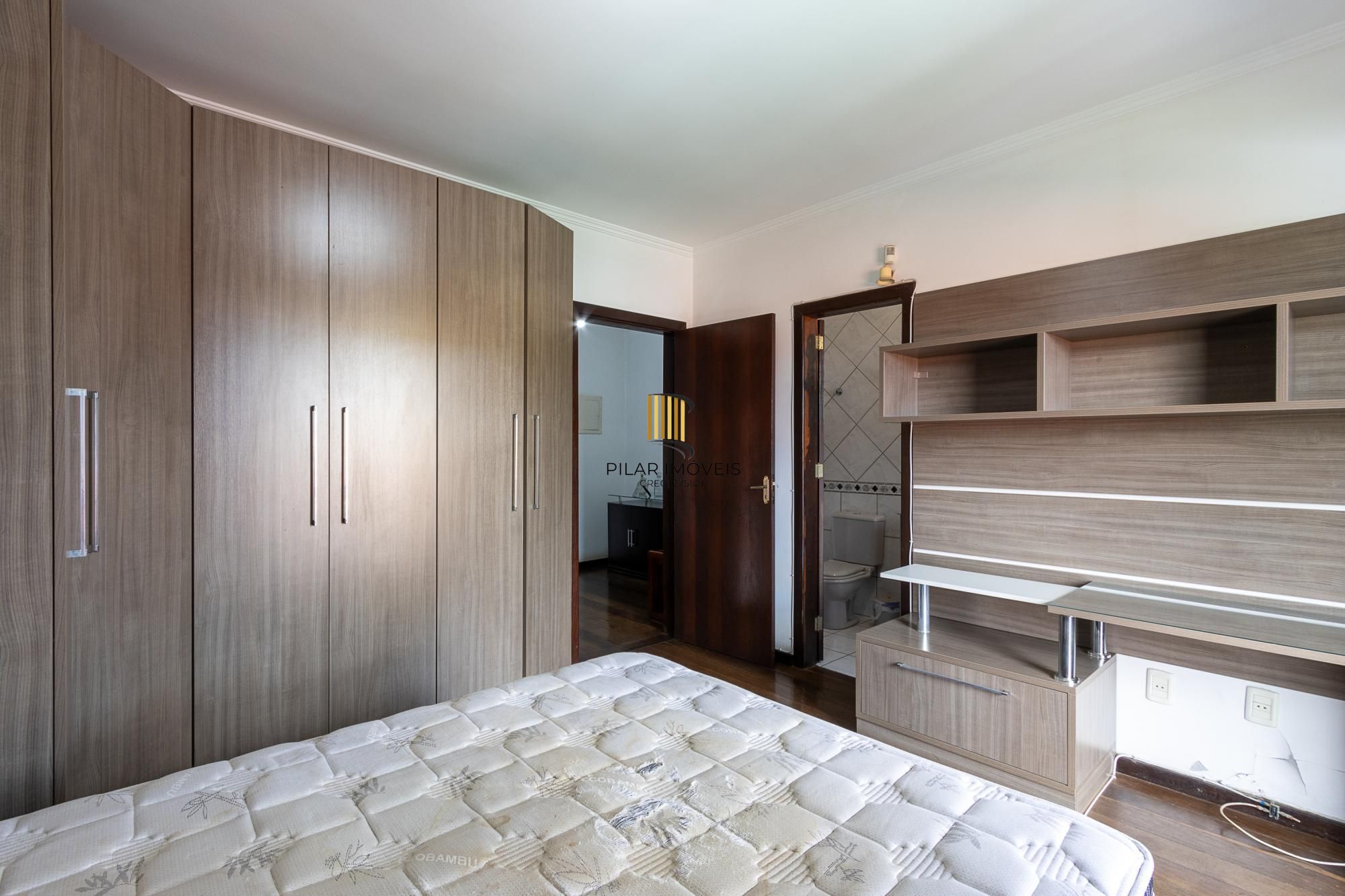 Sobrado, 3 quartos, 2 vagas, pátio com piscina - Bairro Nonoai