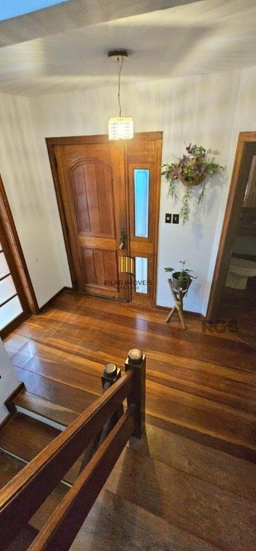 Casa para Venda - 350m², 5 dormitórios, sendo 1 suite, 6vagas - Cristal