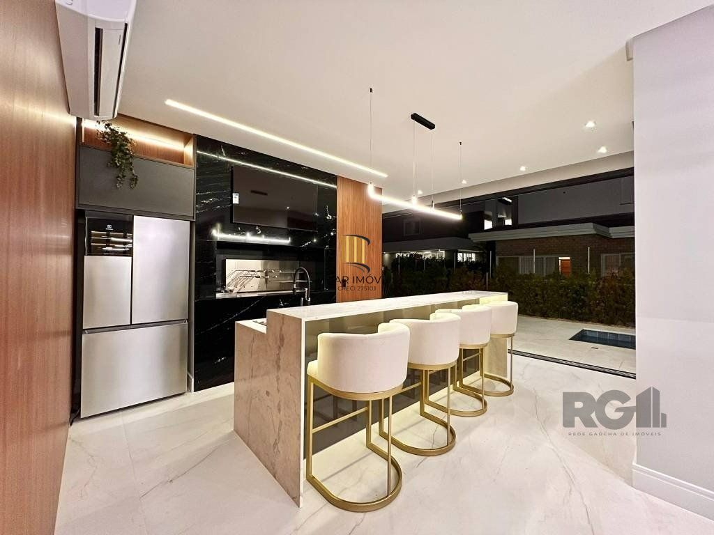 Casa térrea no Condomínio Velas da Marina com 4 suítes, piscina e 243m² privativos