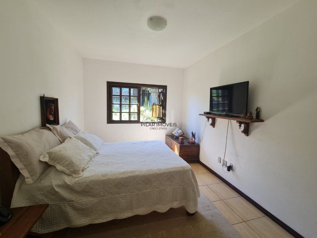 Casa em lindo terreno alto ao nível da rua medindo 10 × 32 onde consta uma residência térrea com 136m2 de área privativa,