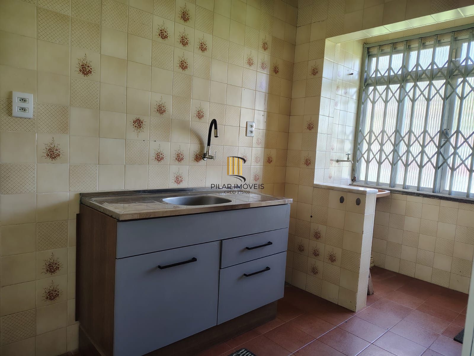 Apartamento de 2 dormitórios, living, cozinha, área de serviço e banheiro social.