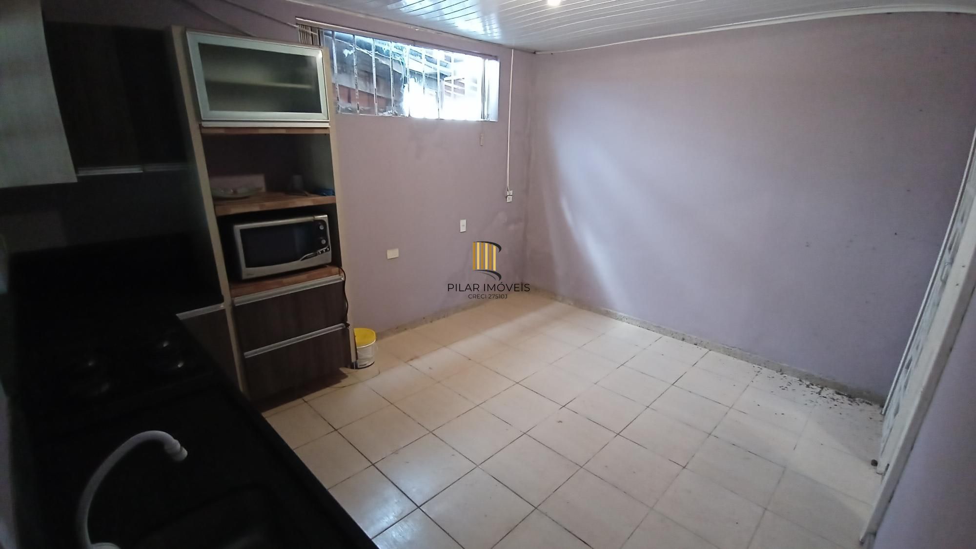 Sossego e natureza em Porto Alegre: 3 quartos, piscina e quase 2000m² de área