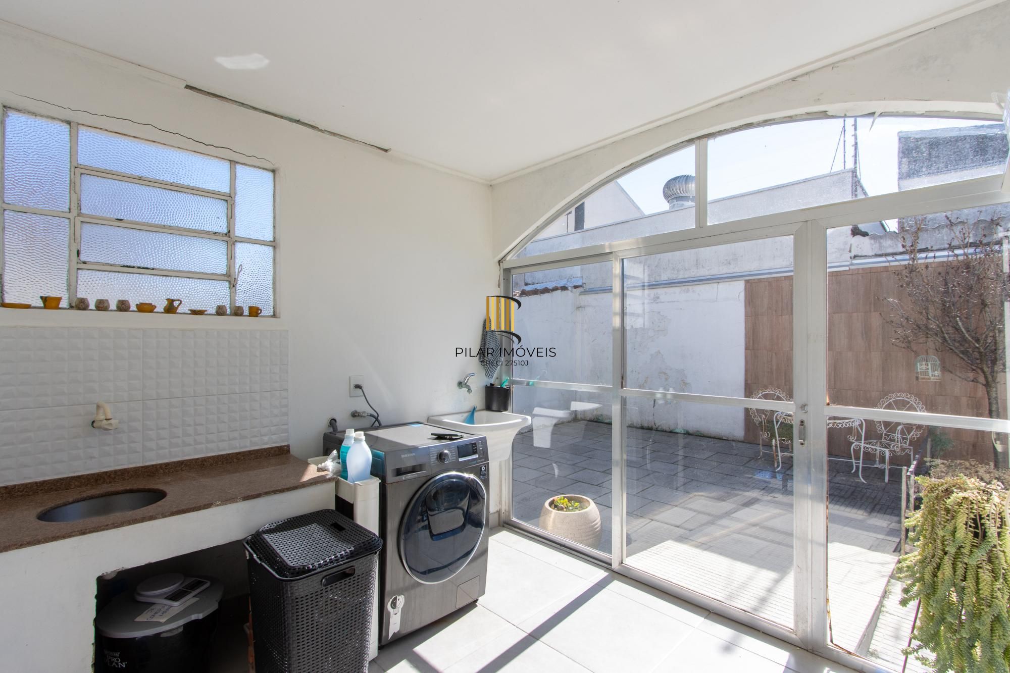 Casa 3 Dormitórios no Bairro Tristeza com 2 Vagas de Garagem