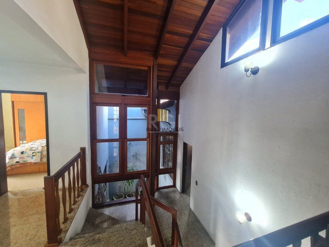 Casa para Venda - 464m², 5 dormitórios, sendo 4 suites, 4 vagas - Nonoai