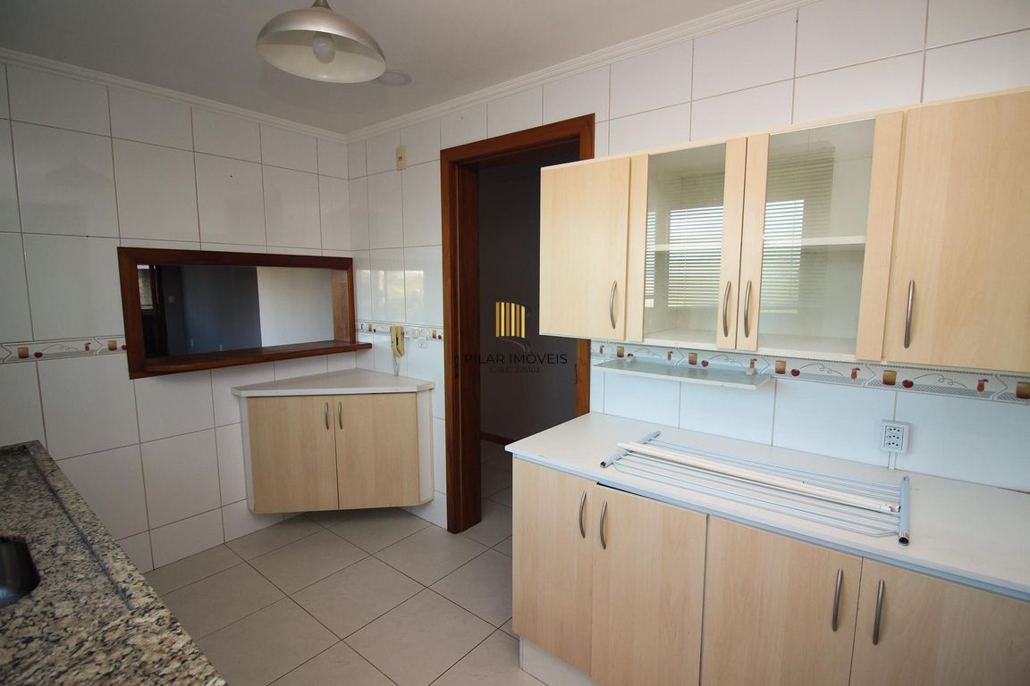 Apartamento de 2 dormitórios, 1 suíte, closet e 2 vagas de garagem .