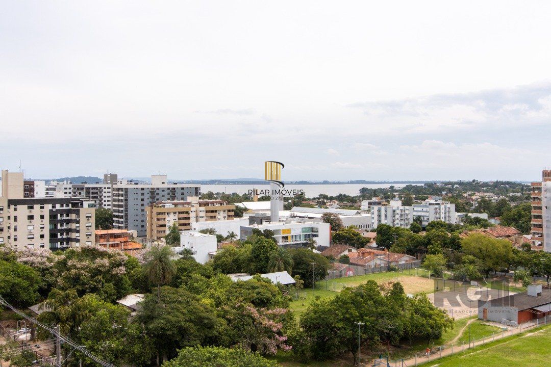 Apartamento possui 3 dormitórios, sendo 1 suíte, semi-mobiliado, com 107,27m² de área privativa, living para 2 ambientes, espaço gourmet com churrasqueira, cozinha com área de serviço; 2 vagas simples de garagem