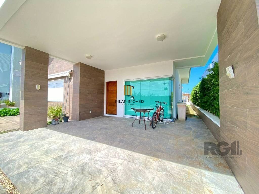 Casa a venda em Condomínio fechado na Beira mar de Atlântida Sul com 3 quartos e 164m²