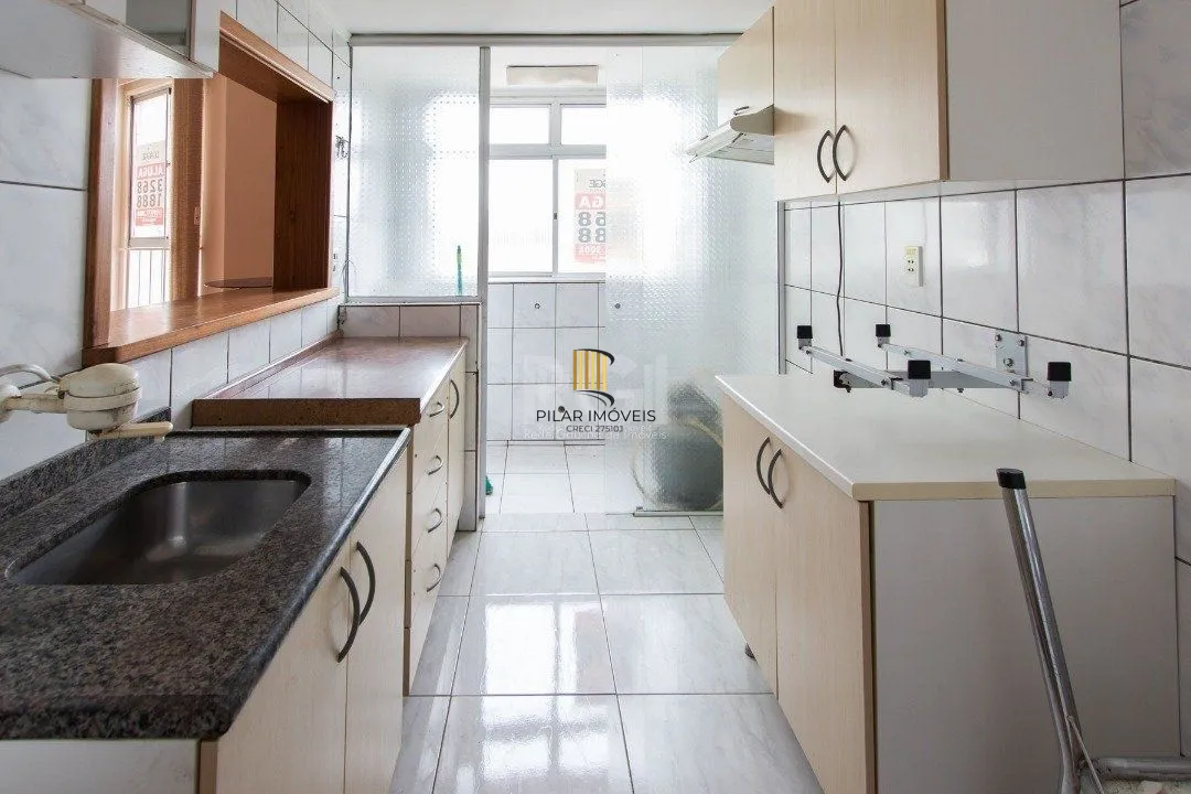 Apartamento de 2 dormitórios e 1 vaga de garagem no bairro Cristal.