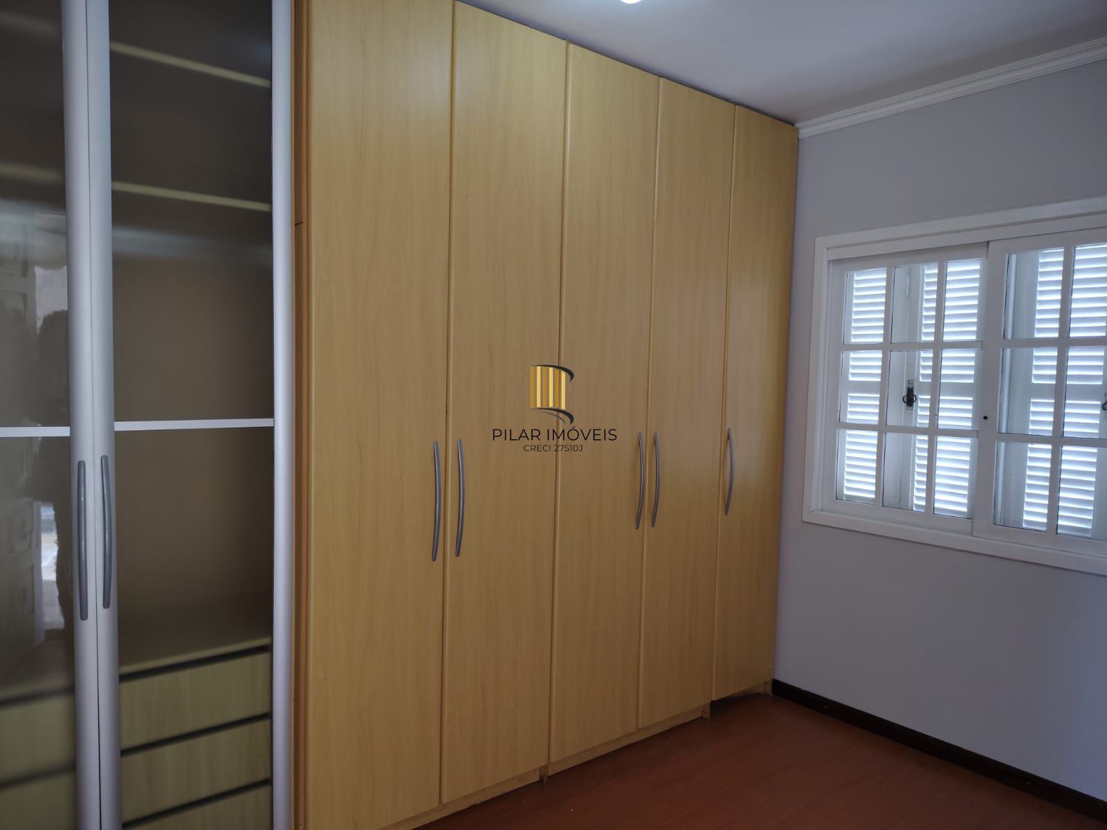 Casa de alvenaria, com 3 quartos, 1 suíte e 3 vagas de garagem.