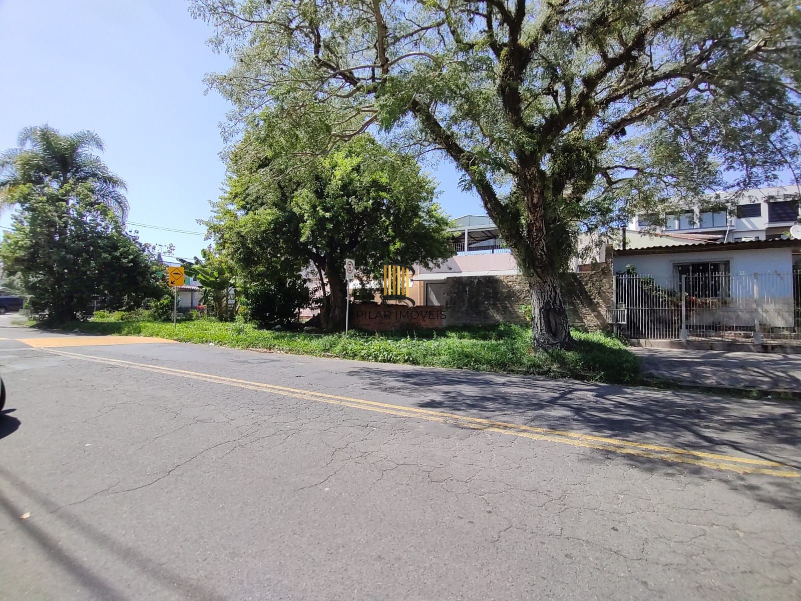 Casa Residencial ou Comercial, com 3 quartos (1 suite), 229m² privativos - Bairro Tristeza