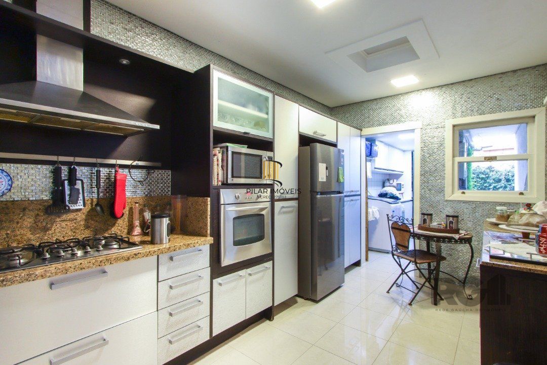 Casa com 327m² de área privativa, oferecendo 3 dormitórios, sendo 3 suítes