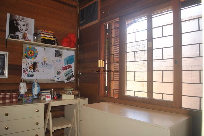 Casa para Venda - 250m², 3 dormitórios, 4 vagas - Serraria