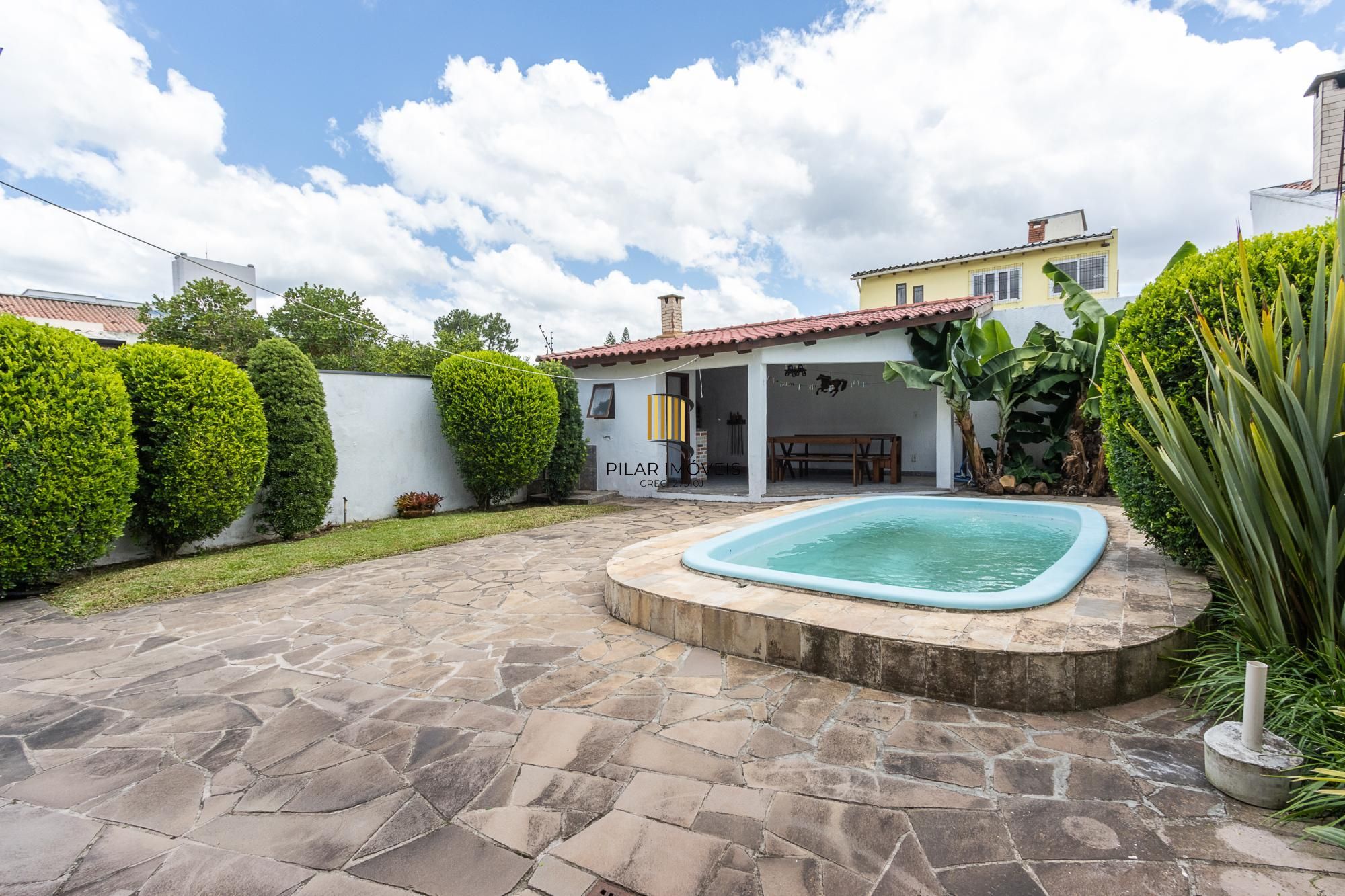 Sobrado, 3 quartos, 2 vagas, pátio com piscina - Bairro Nonoai