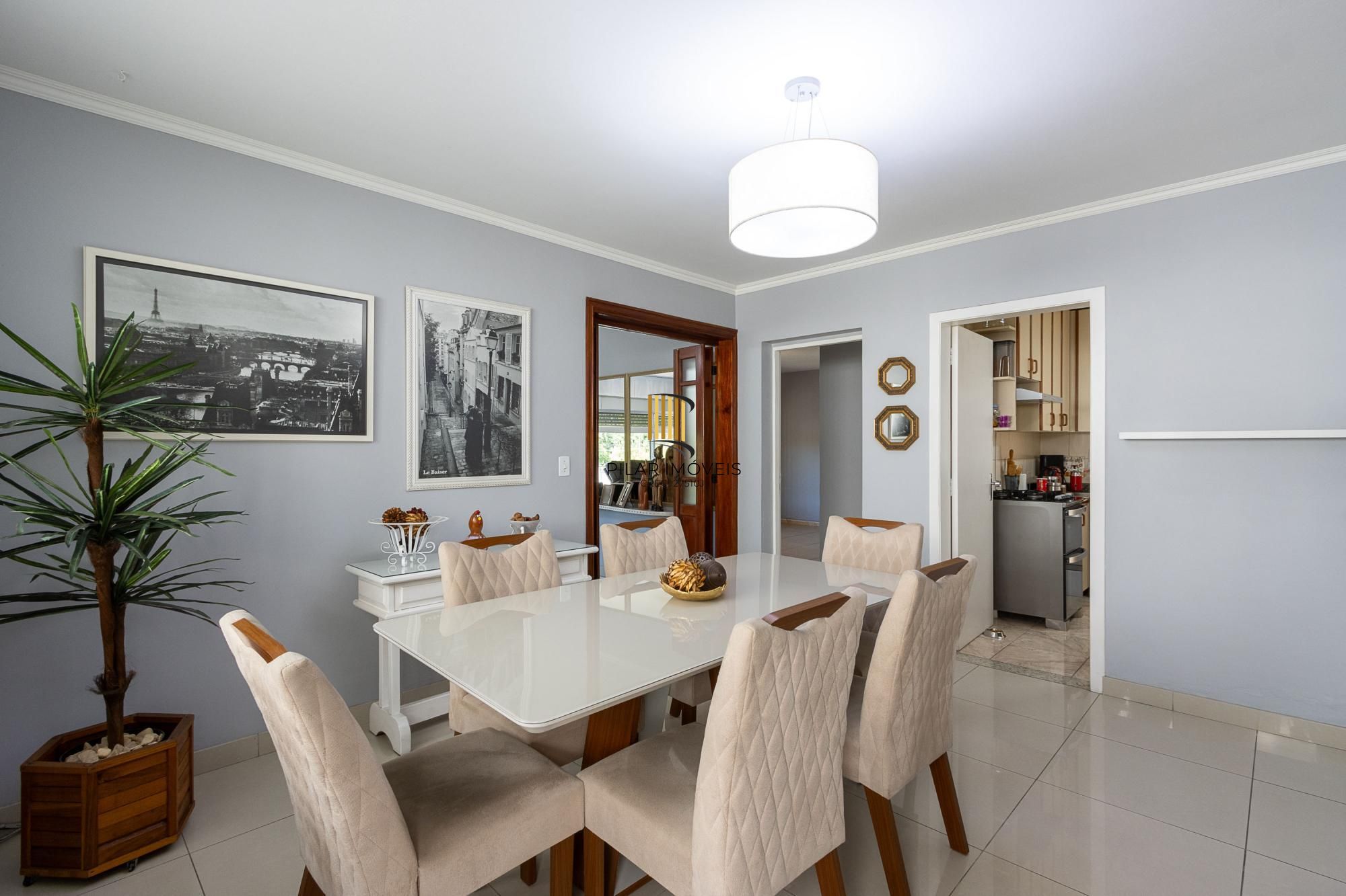 Casa de alvenaria, 4 dormitórios, 2 suítes, bairro Cristal.