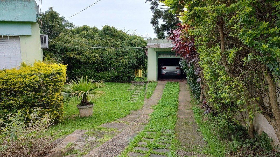 Casa térrea, 3 quartos, amplo pátio - Bairro Santa Tereza