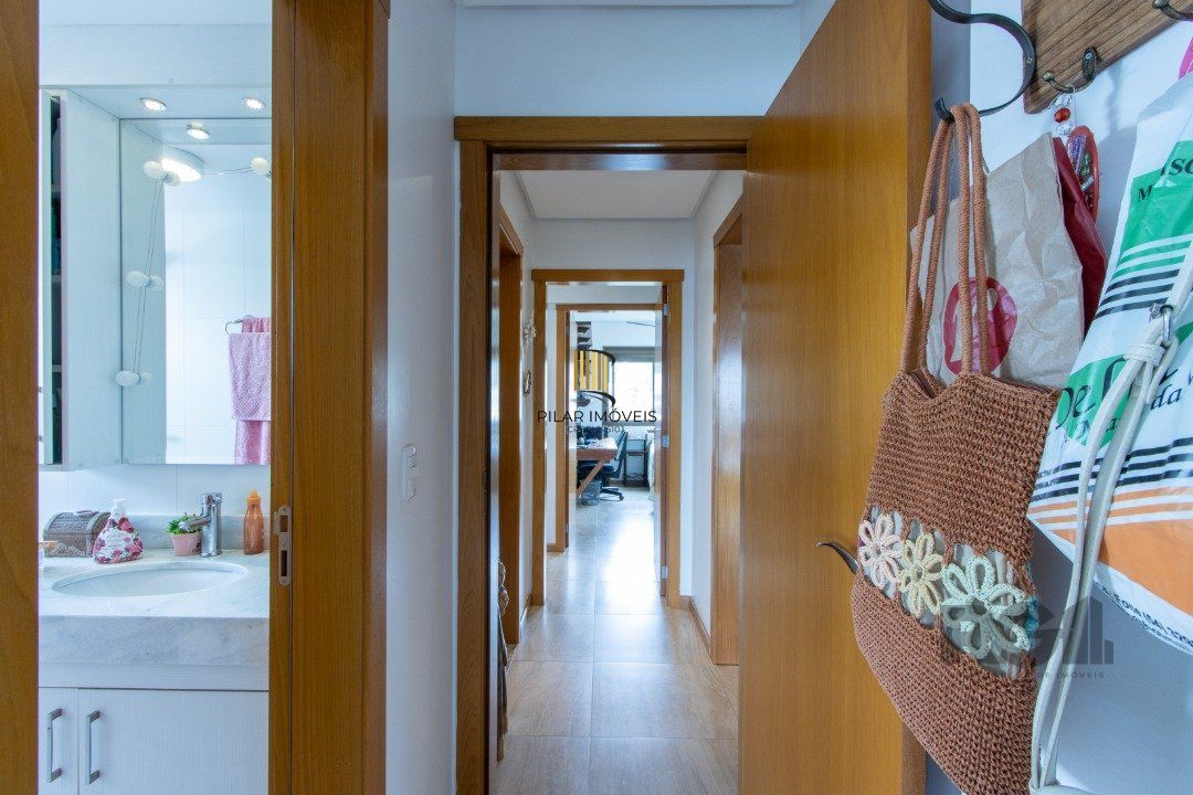 Apartamento possui 3 dormitórios, sendo 1 suíte, semi-mobiliado, com 107,27m² de área privativa, living para 2 ambientes, espaço gourmet com churrasqueira, cozinha com área de serviço; 2 vagas simples de garagem