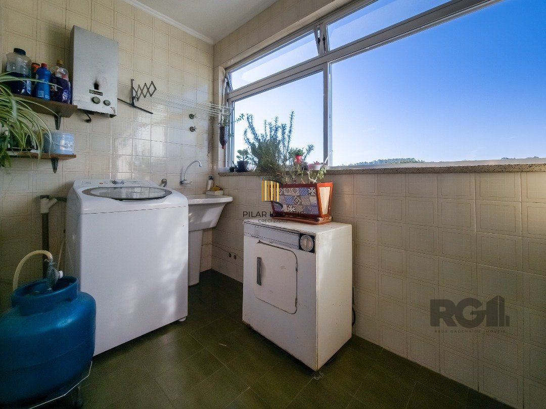 Cobertura, 2 quartos, 1 suite, dependência de empregada, 1 vaga de garagem, bairro Partenon