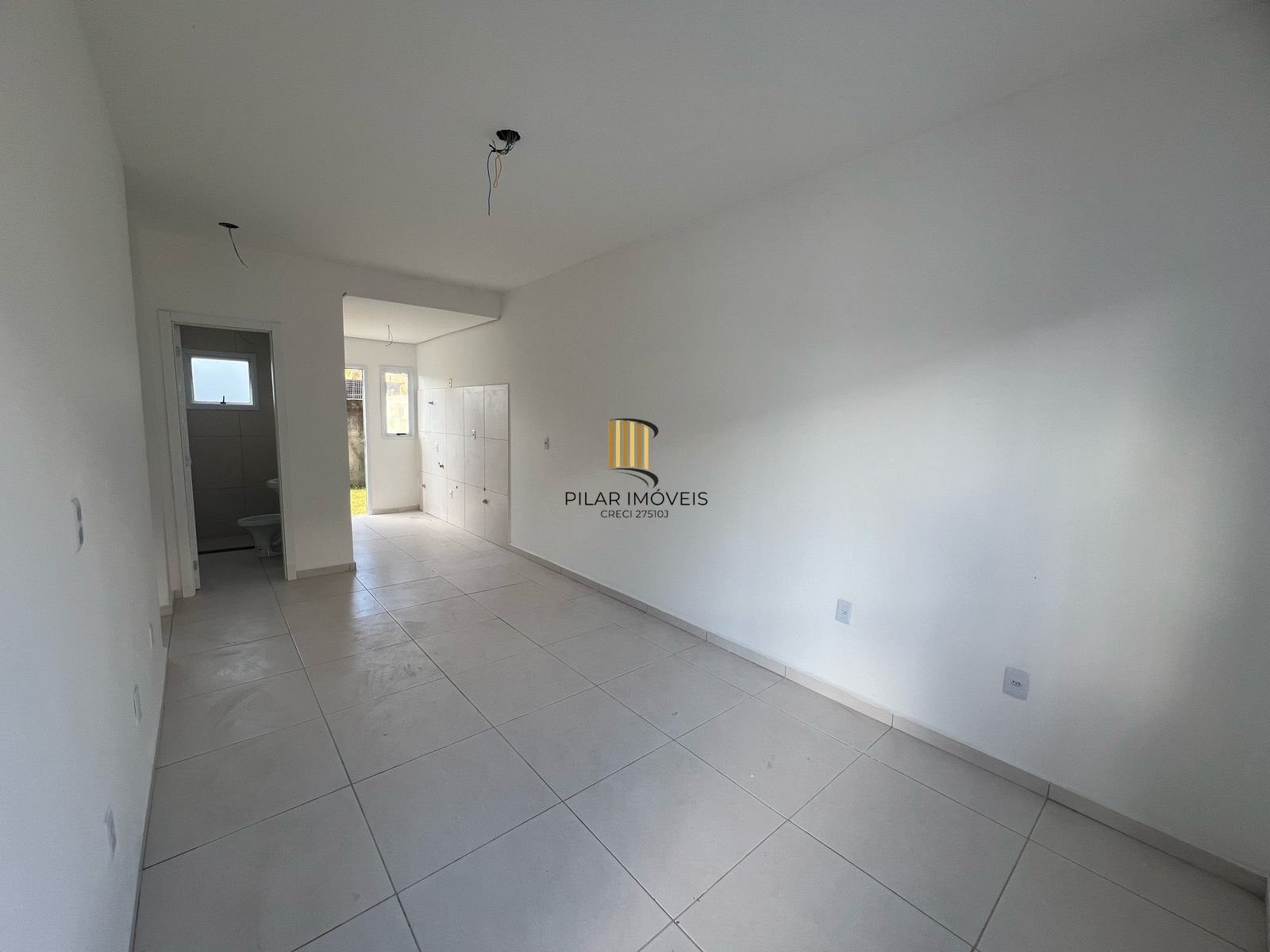 Casa com 2 dormitórios, banheiro social e pátio