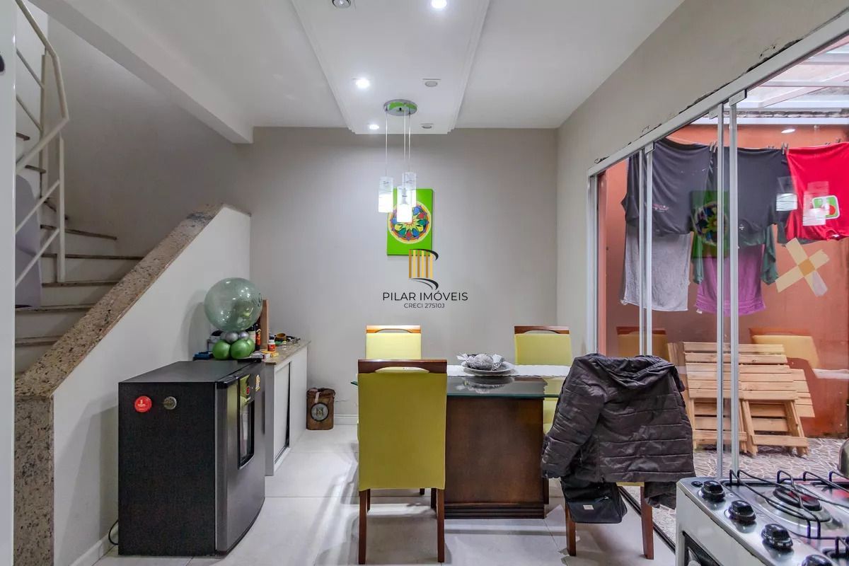 Casa de condomínio, 3 dormitórios, 1 suíte e 2 vagas cobertas no bairro Teresópolis.