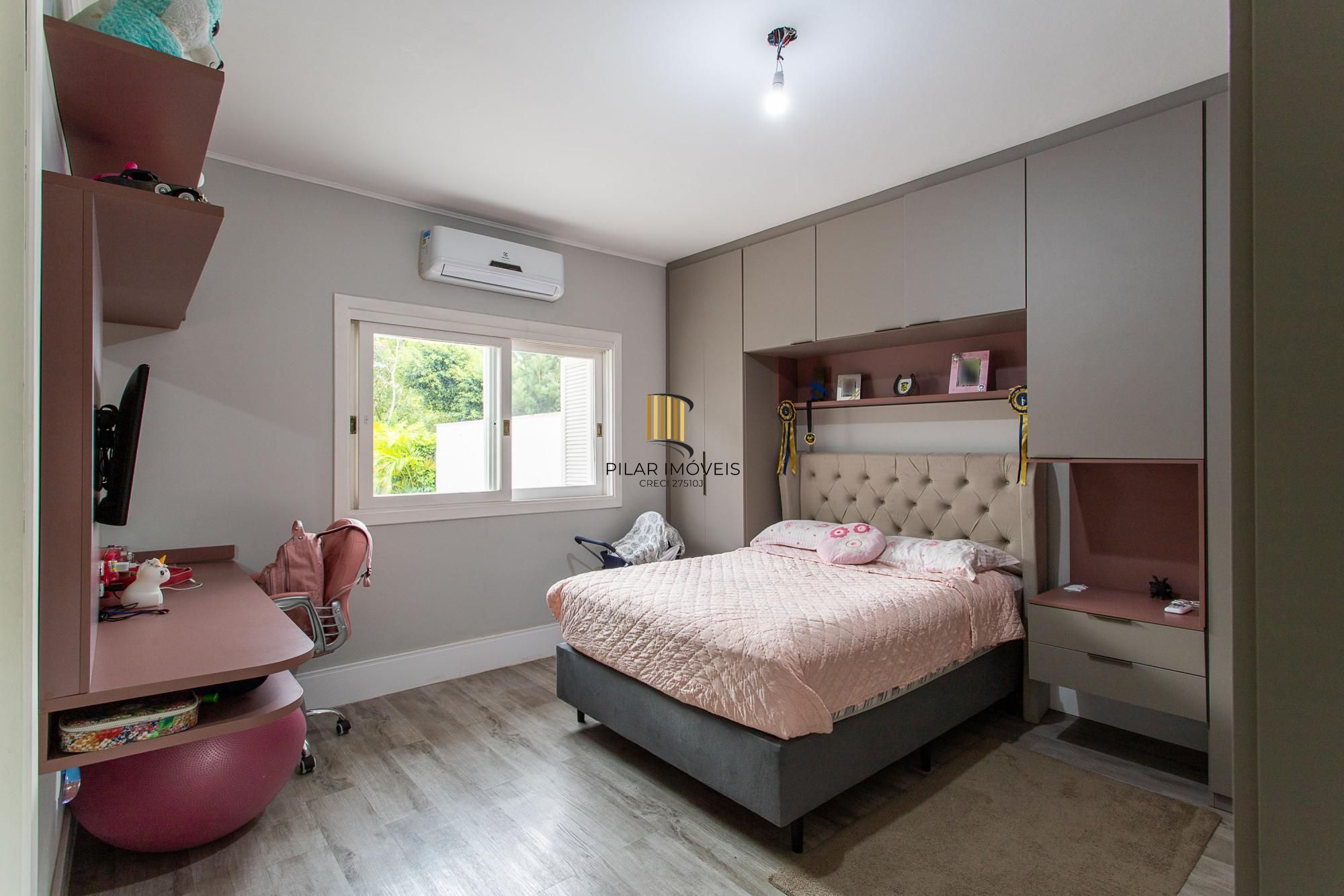 Casa térrea no Condominio Terra Ville, com patio e piscina.