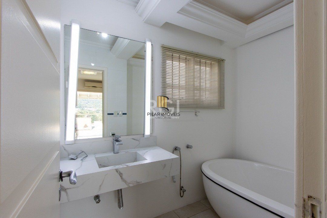 Uma suíte, estar íntimo, living 2 ambientes, lareira, lavabo, cozinha mobiliada,