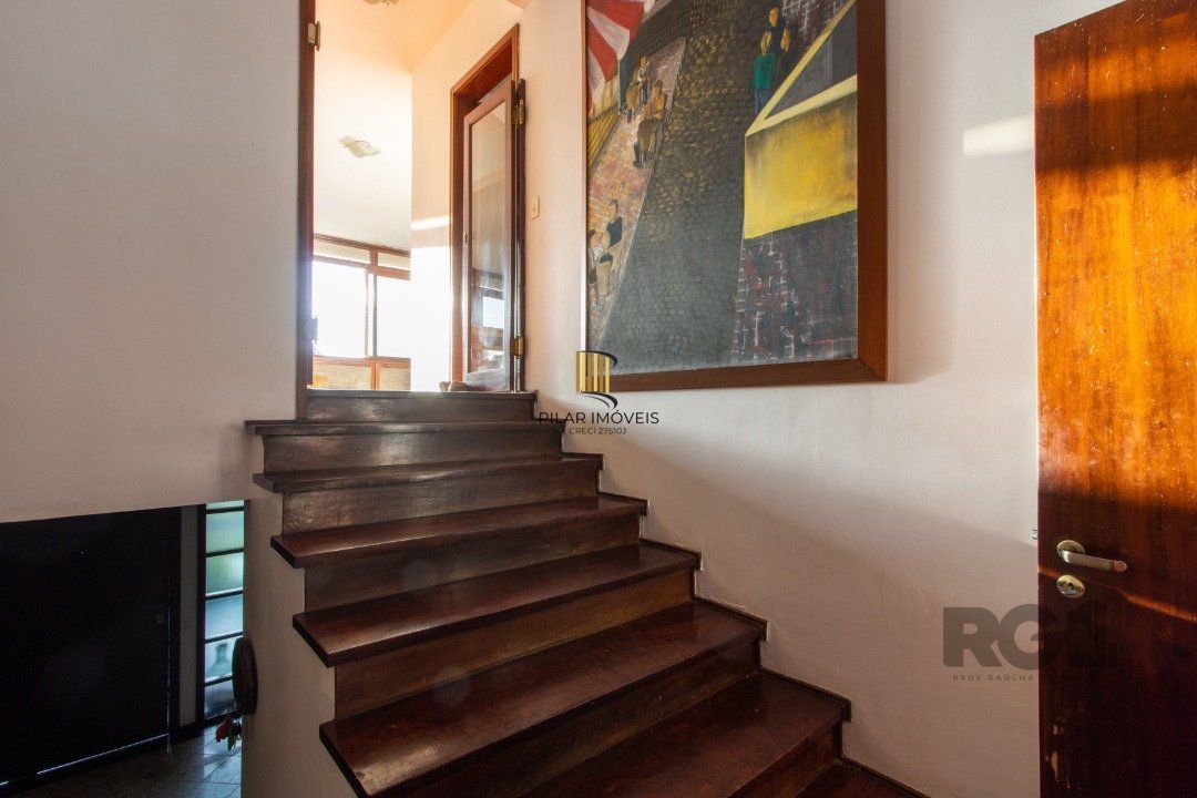 Casa em condomínio que possui  3 dormitórios, sendo 1suíte, lavabo, escritório, possibilidade de um 4 dormitório,