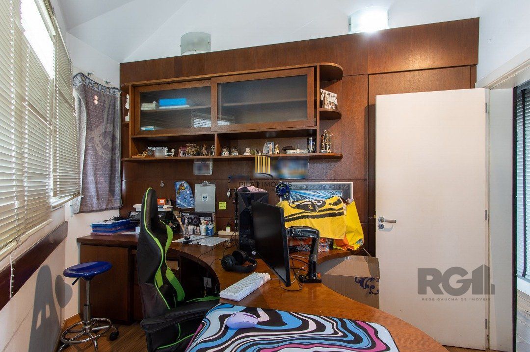 Casa de Condomínio 5 dormitórios no bairro Sarandi