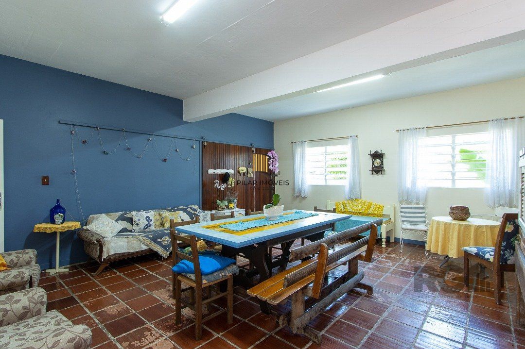 Casa com 4 quartos, suíte, churrasqueira, lareira, garagem coberta e lindo jardim.