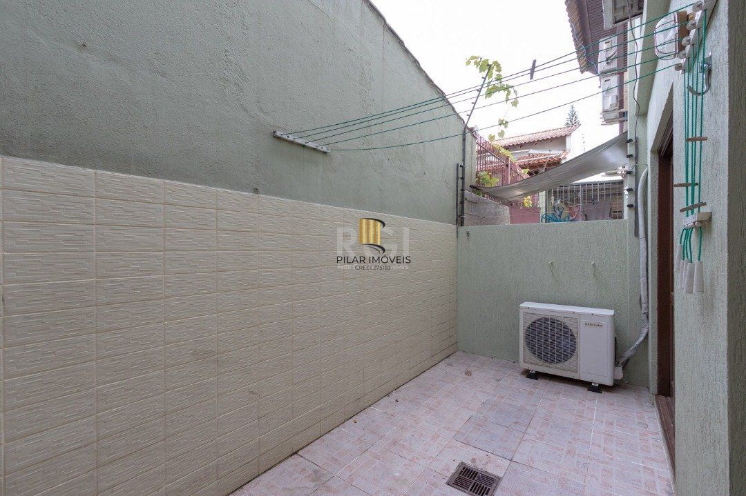 Casa de Condomínio 3 dormitórios no bairro Camaquã