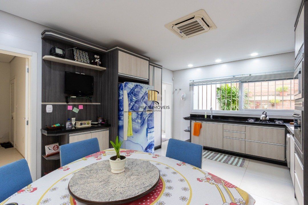 Casa para Venda - 377m², 4 dormitórios, sendo 3 suites, 3 vagas - Guarujá