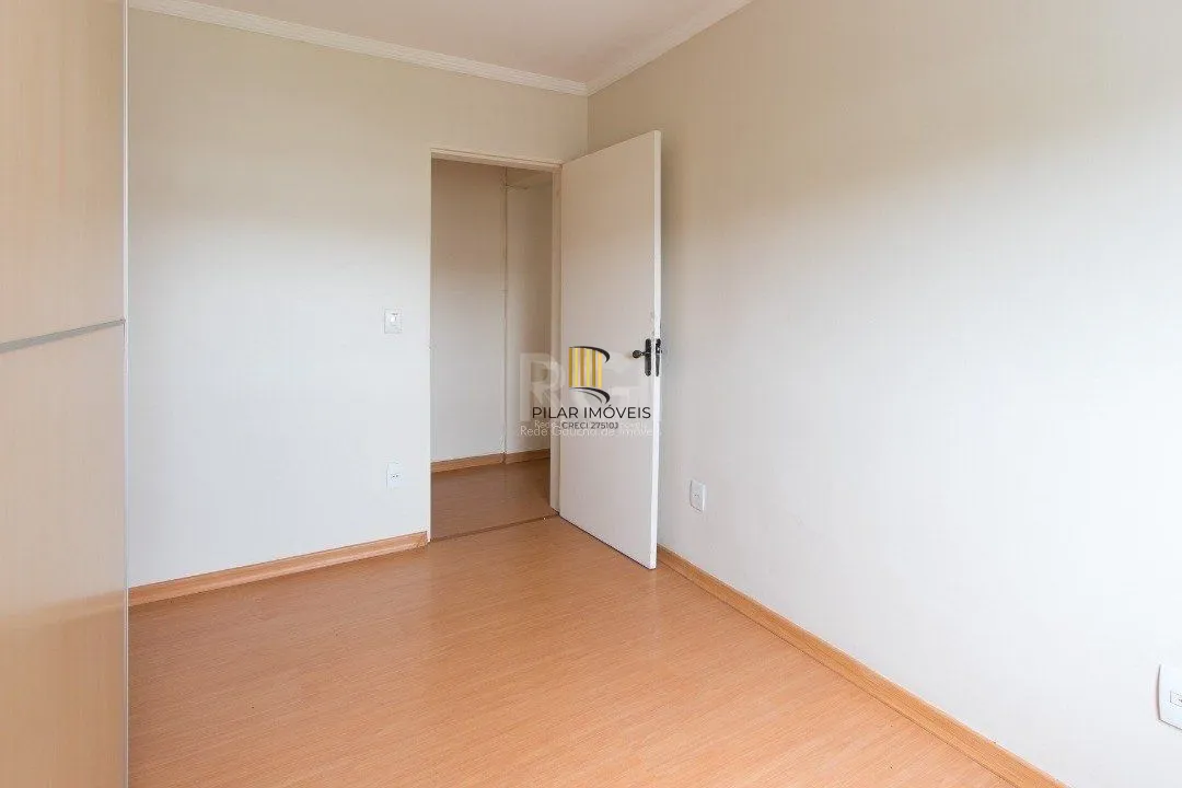 Apartamento de 2 dormitórios e 1 vaga de garagem no bairro Cristal.