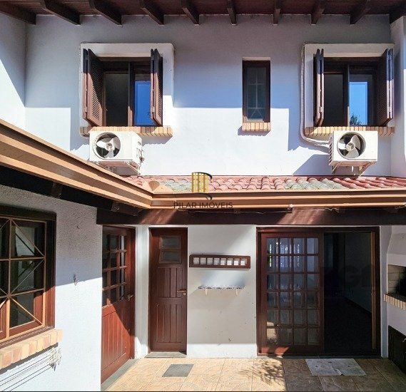 Casa de 3 dormitórios com 2 vagas de garagem no bairro Jardim Isabel
