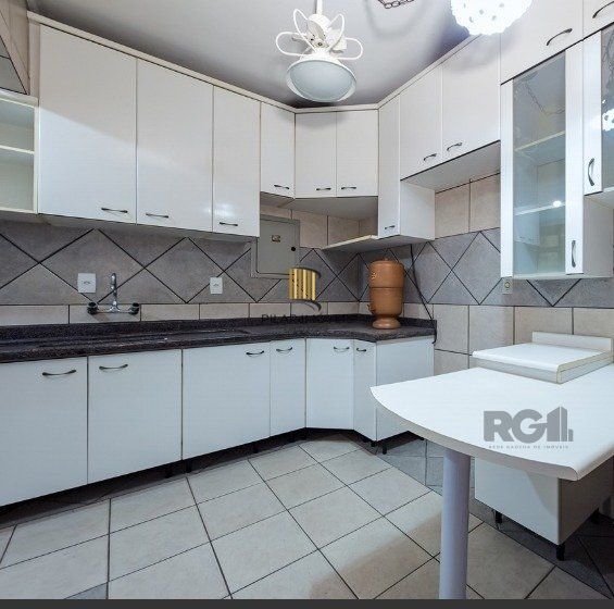 Casa de 3 dormitórios com 2 vagas de garagem no bairro Jardim Isabel