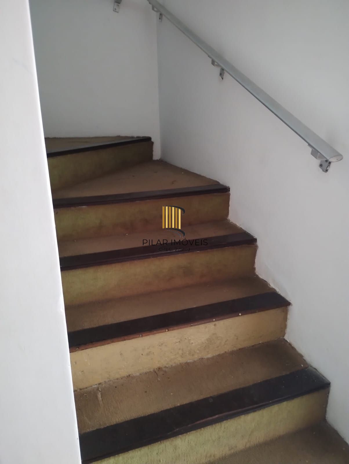 Excelente Casa com 03 suítes + Apto nos fundos com 01 Dor. Garagem 3 carros