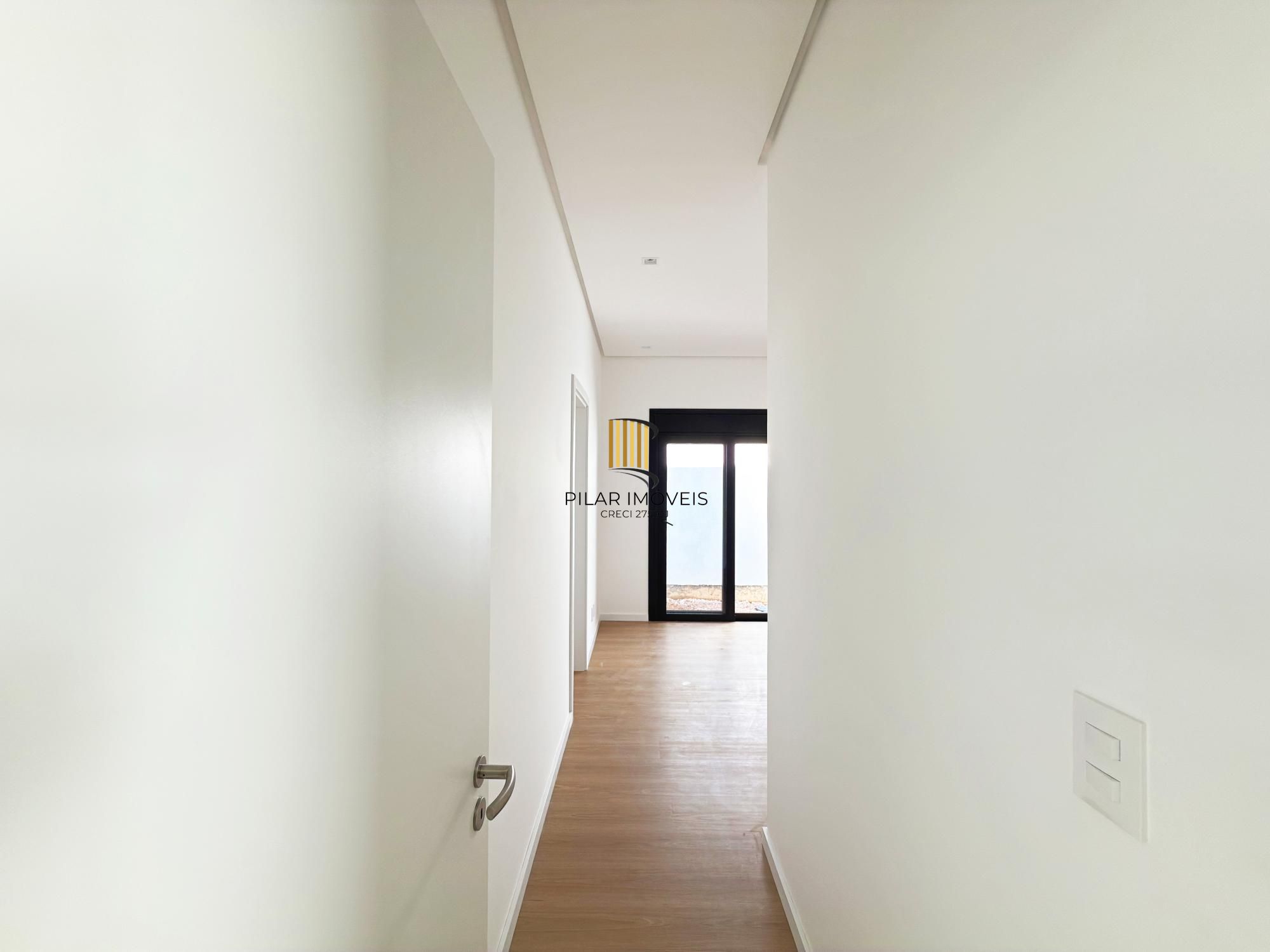 A casa conta com 434m2 de área construída, mas com um aproveitamento total dos 1.012m2 do lote