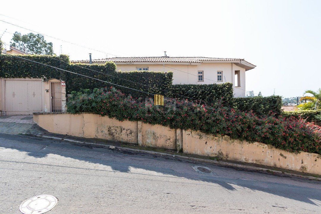 Casa para Venda - 320m², 5 dormitórios, sendo 2 suites, 3 vagas - Tristeza