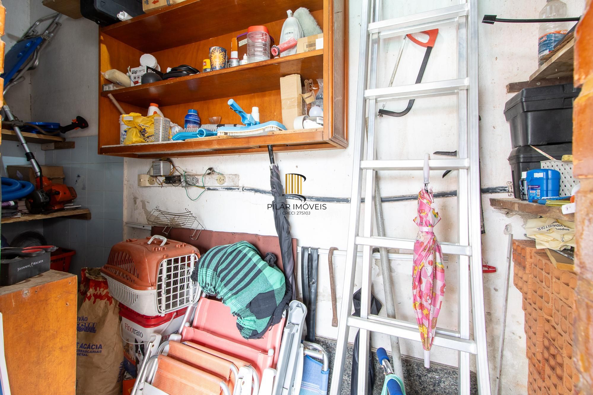 Casa de 4 dormitórios, 2 suítes, piscina, pátio e 2 vagas de garagem.