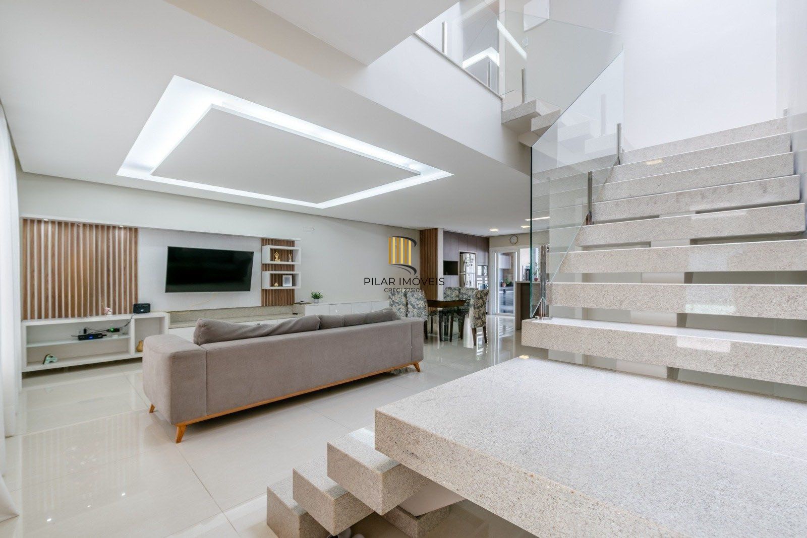 Casa em Condomínio com 228m² e 3 dormitórios, 1 suíte, 3 vagas no bairro Sarandi