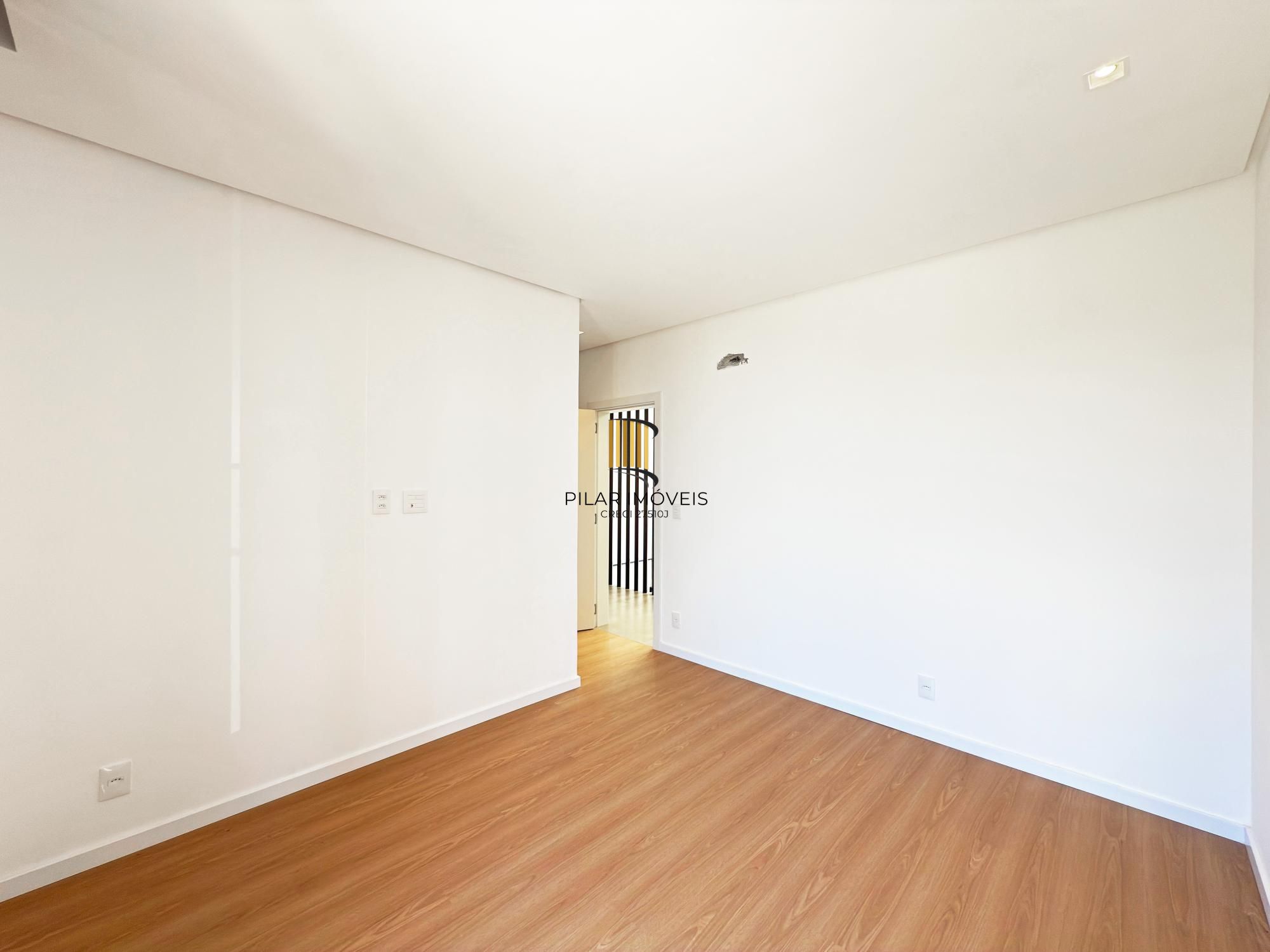 A casa conta com 434m2 de área construída, mas com um aproveitamento total dos 1.012m2 do lote