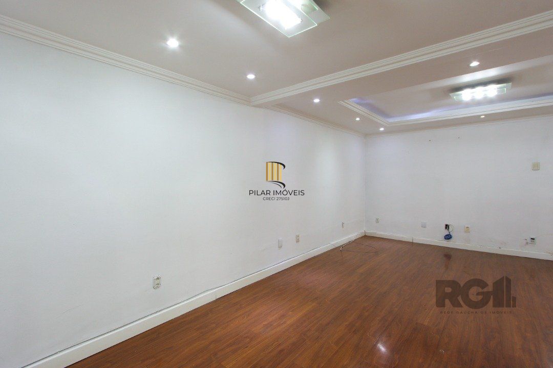 Apartamento semi-mobiliado, possui 3 dormitórios, sendo 1 suíte