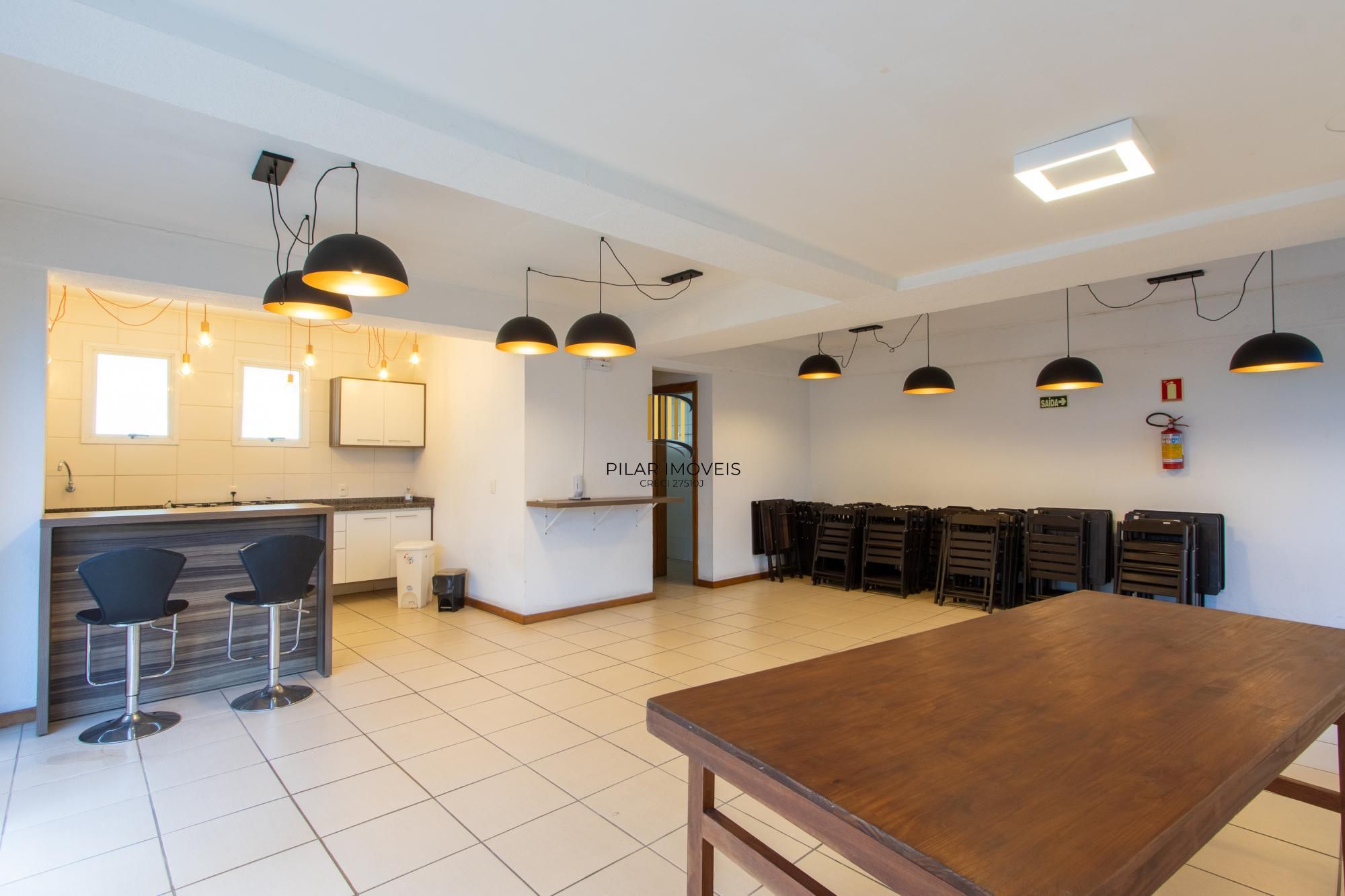 Apartamento de 2 dormitórios, na zona sul de Porto Alegre, semi-mobiliado, churrasqueira e box escriturado.